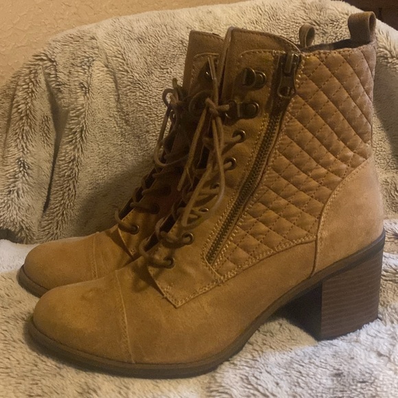 White mountain suede boots color natural size 9 - Picture 2 of 4